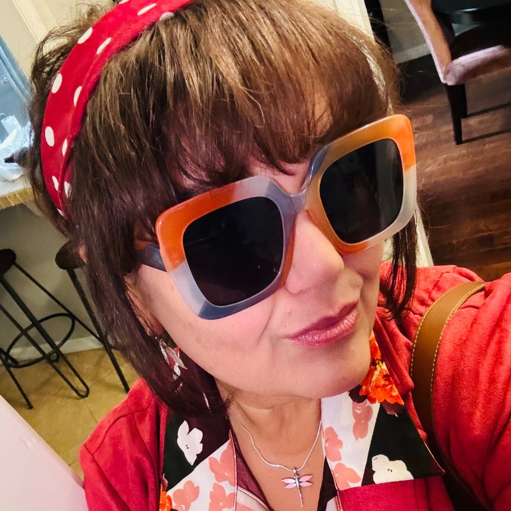 Meet your Posher, Elaine